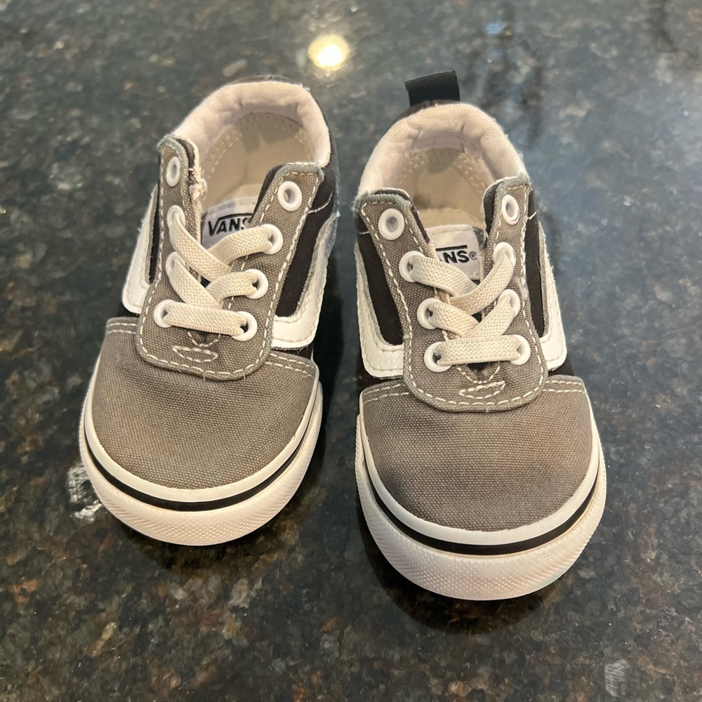 Baby / toddler vans size 5